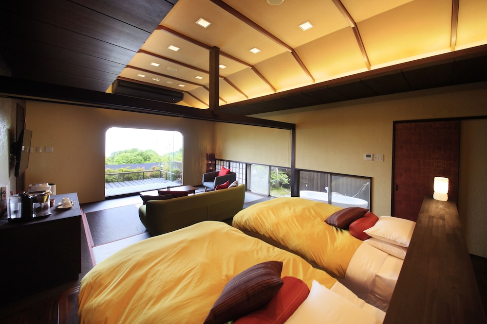 Japanese Western Twin Room with Open Air Bath (2 Beds + 2 Japanese Futons) photo 2