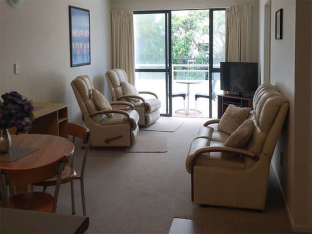 2 Bedroom Upper Apartment (Mountain Side) photo 3