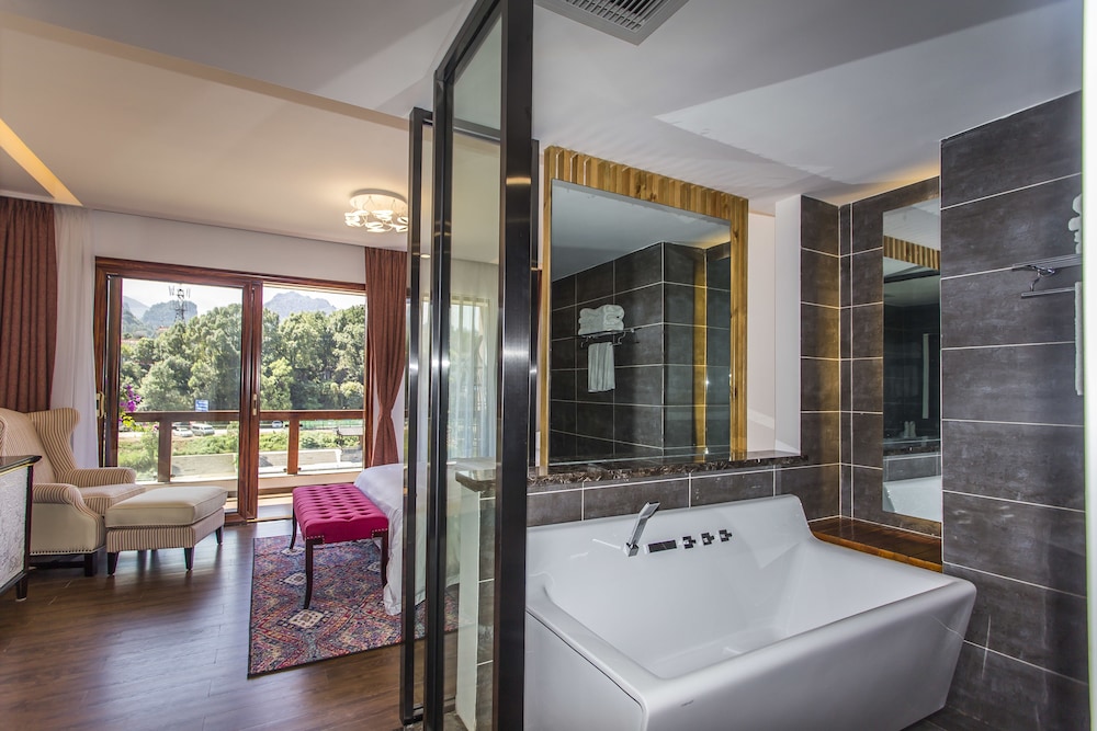Honeymoon Studio, 1 King Bed, Bathtub, River View photo 1