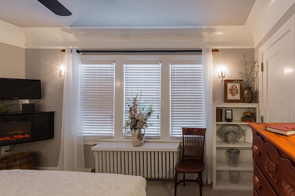 Room, 1 Queen Bed (Robbers Roost) photo 2