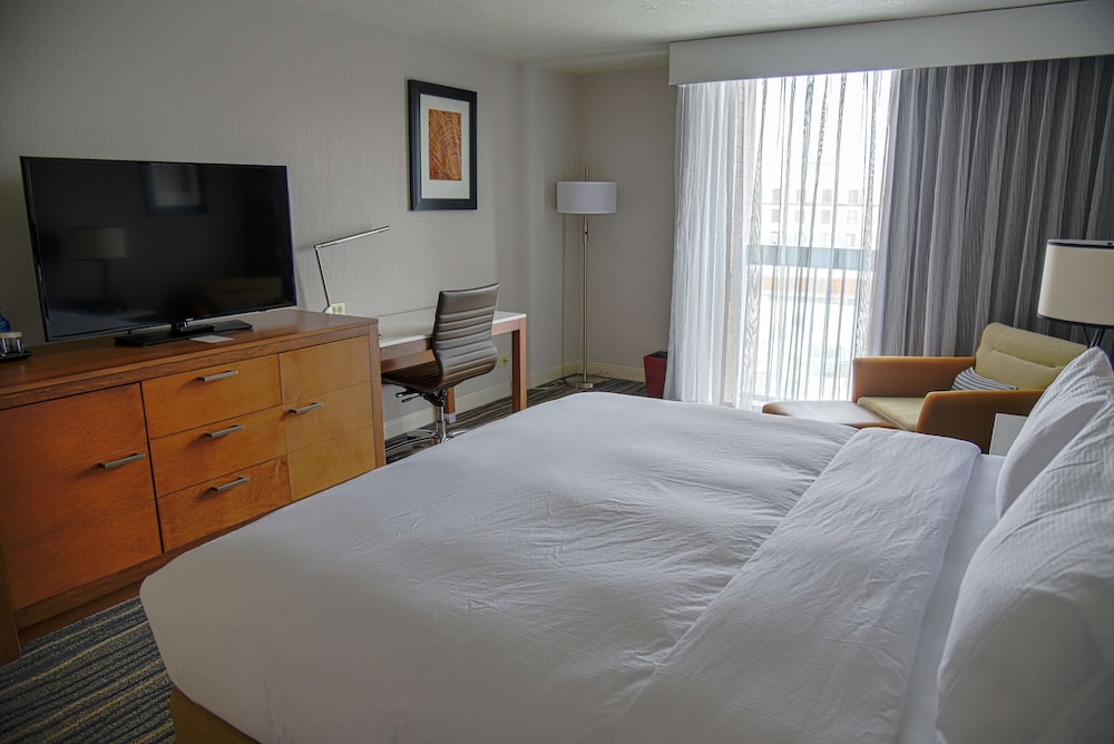 Room, 1 King Bed, Accessible, Bathtub - Photo 1