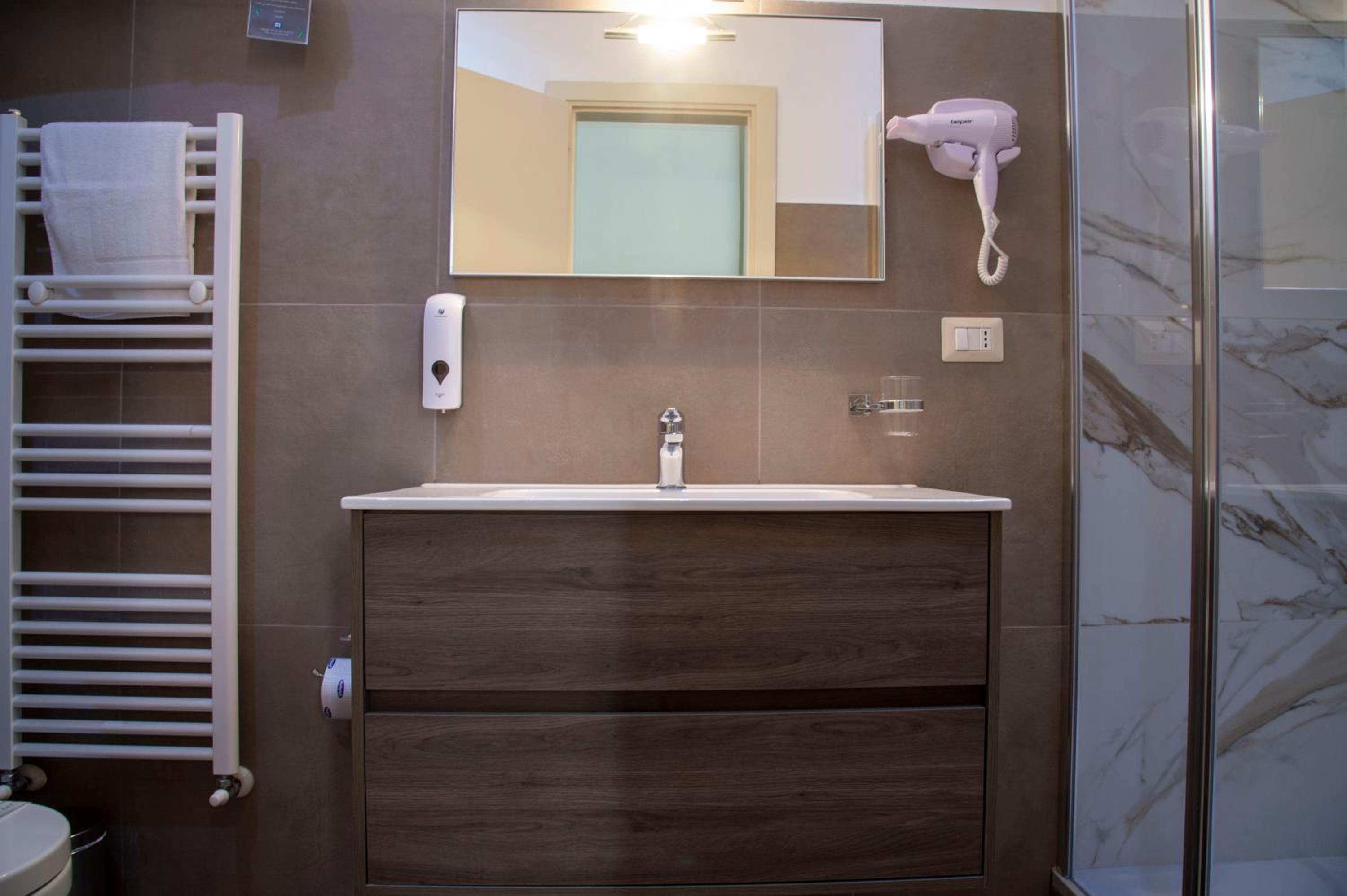 Deluxe King Room photo 2