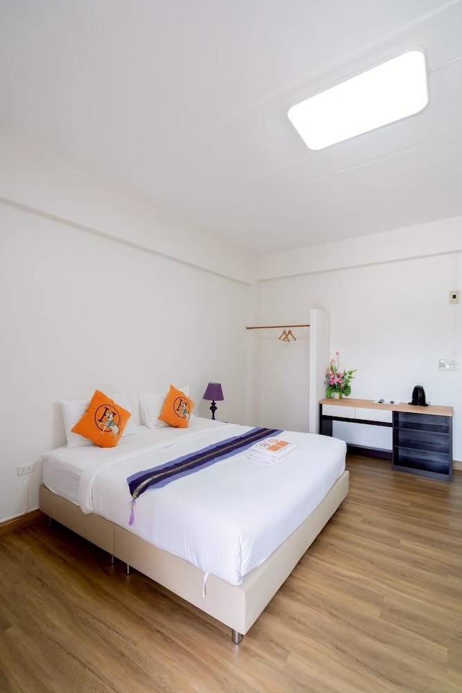 Basic Room, 1 King Bed, Non Smoking