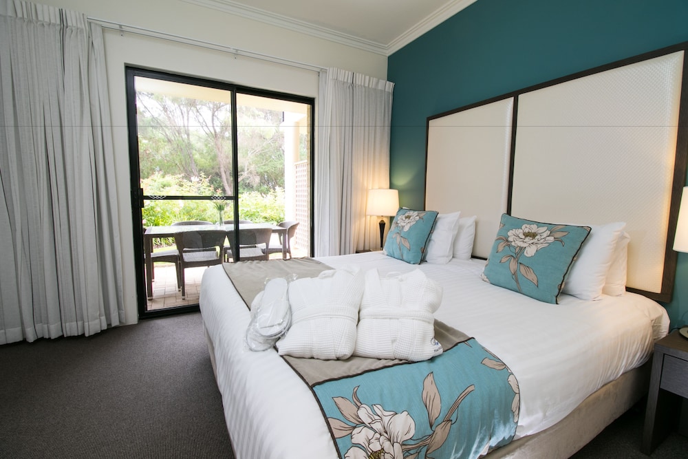 Deluxe Studio Suite, 1 King Bed, Non Smoking photo 2
