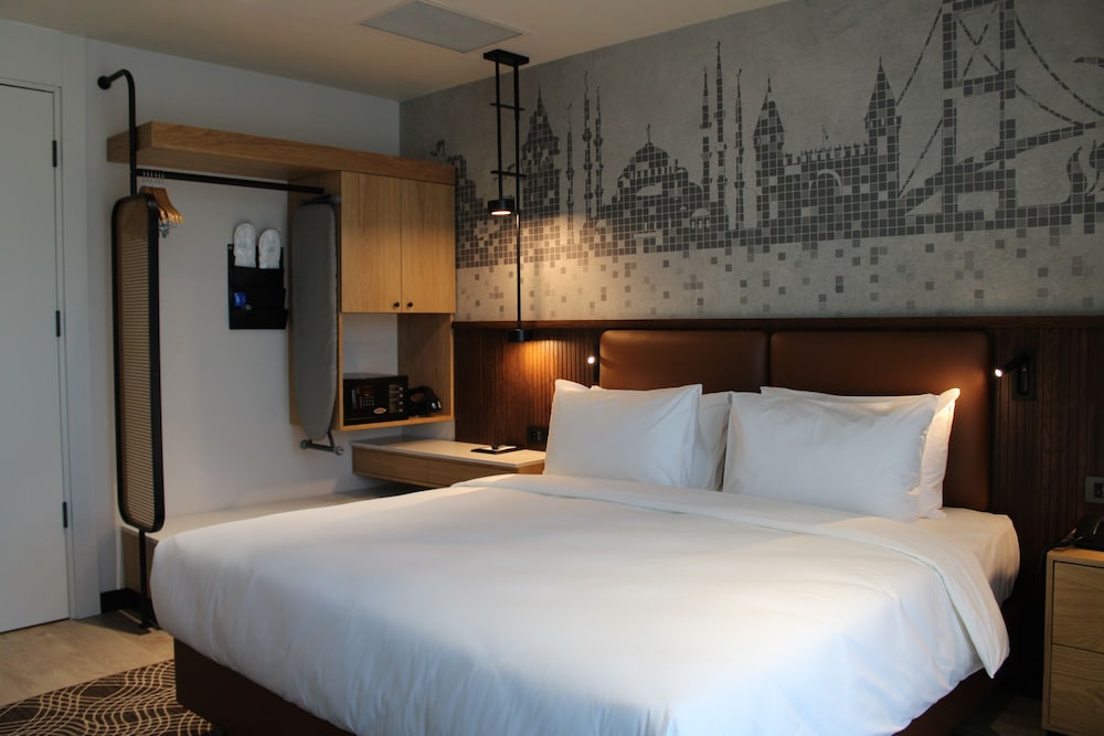 Deluxe Room, 1 King Bed, City View photo 3