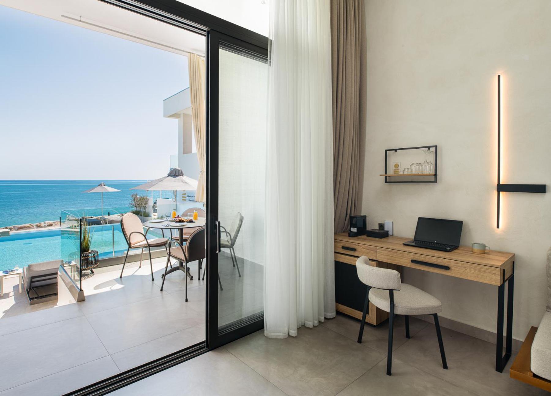 Queen Suite with Sea View - Photo 3
