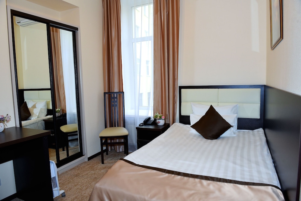 Comfort Single Room, 1 Large Twin Bed, Private Bathroom