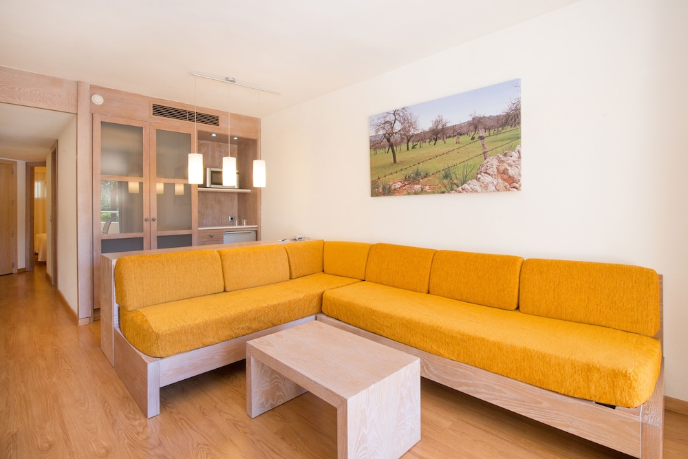 Family Room, Garden View