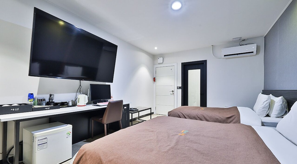 Premium Twin Room - Photo 3