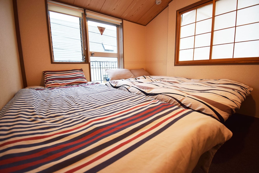 Room 402 photo 1