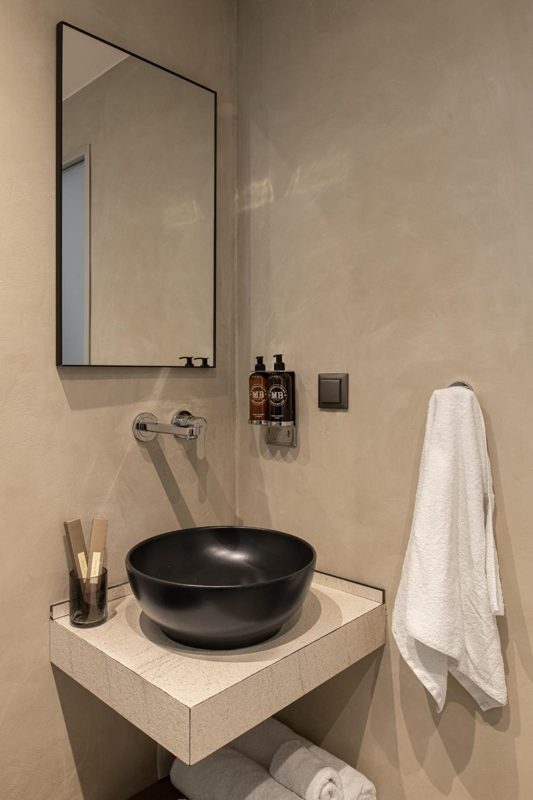 Queen Suite with Sea View - Photo 8