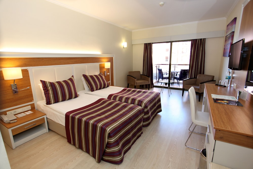 Superior Room (Partial Sea View)