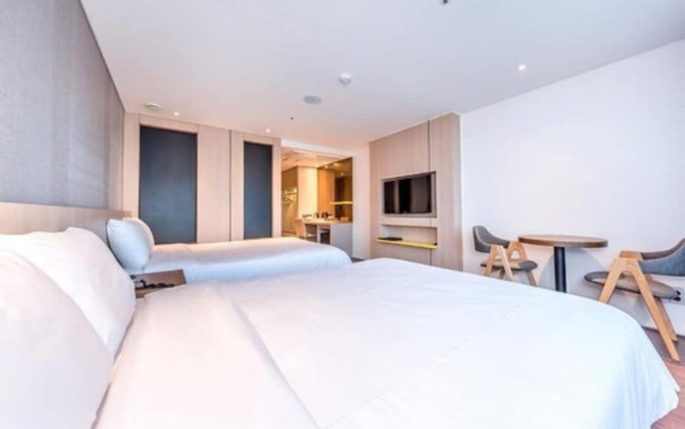 Family Twin Room - Photo 2