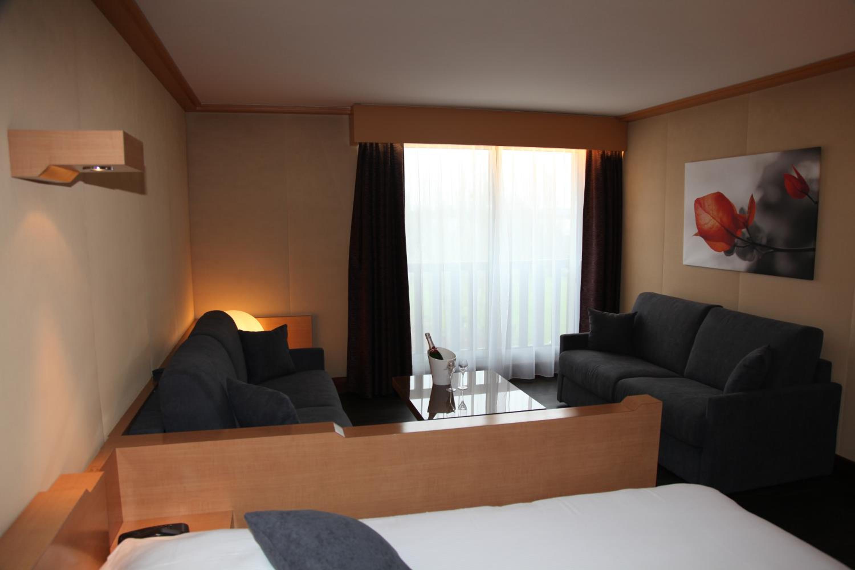 Suite with Hot Tub - Photo 2
