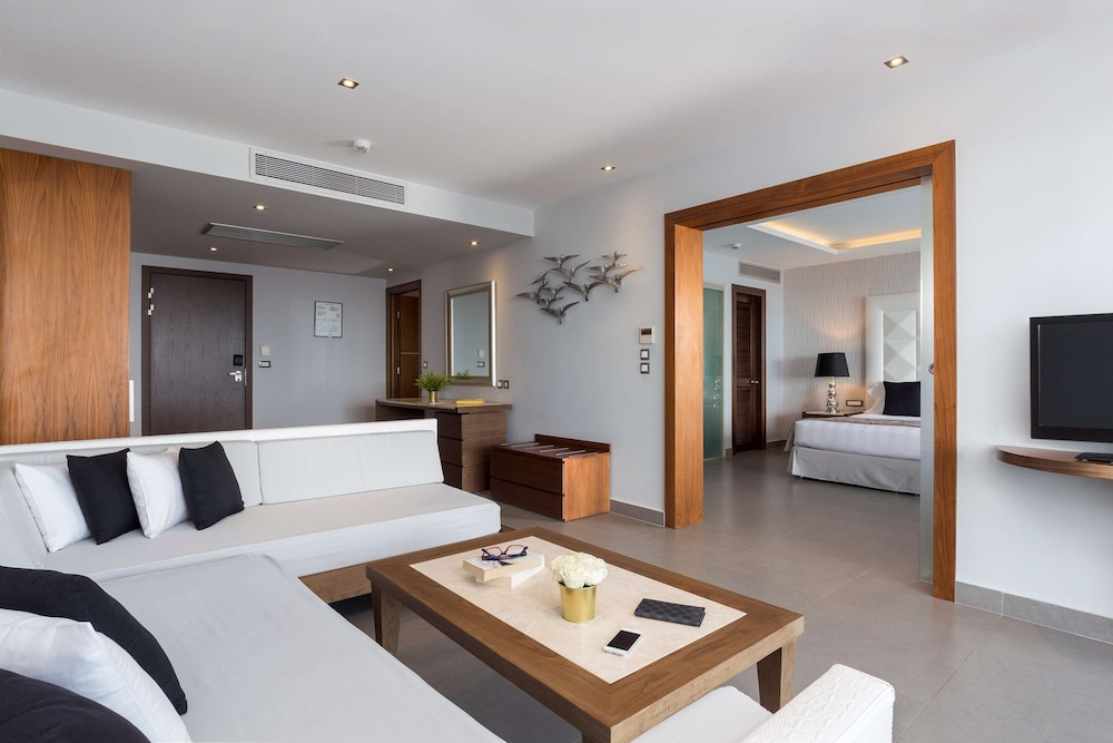 Executive Suite with Private Pool & Sea View - Photo 1