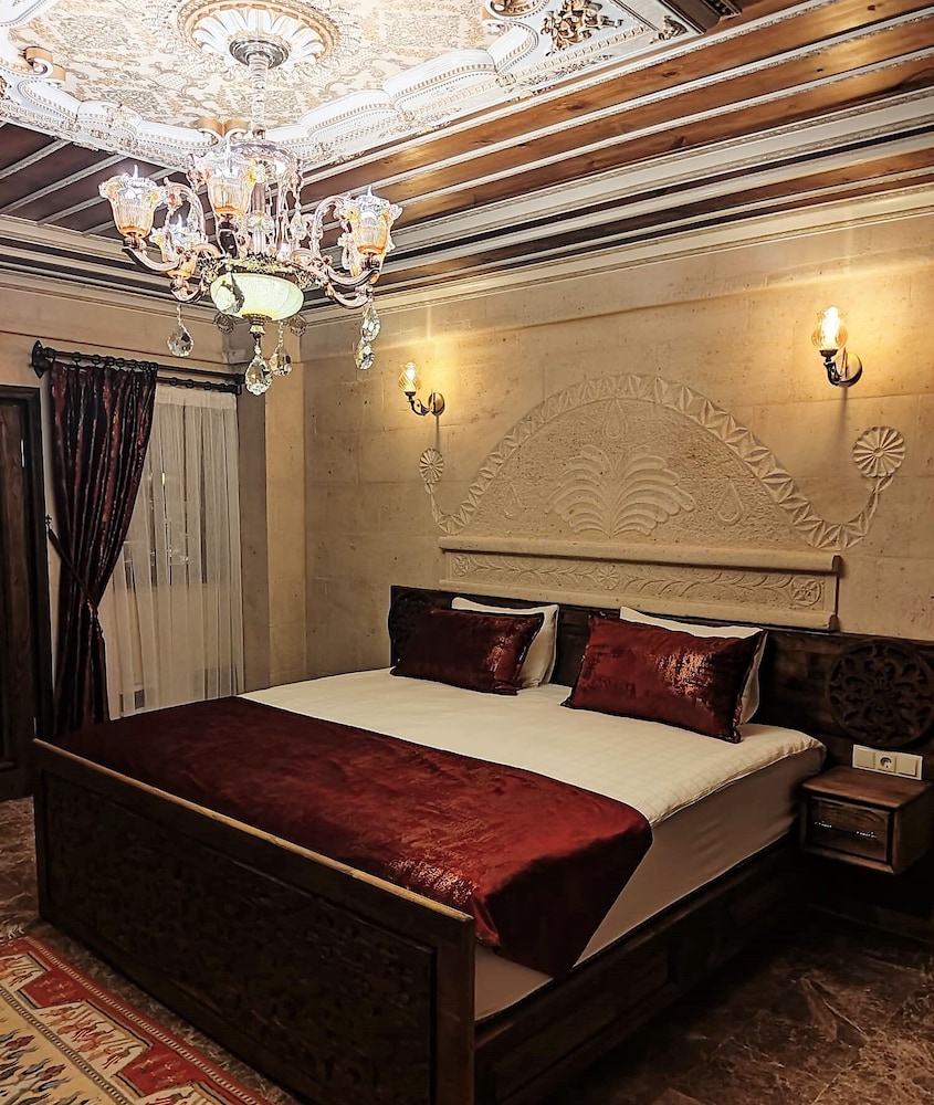 Red Pool Suite, Hot Tub - Photo 2