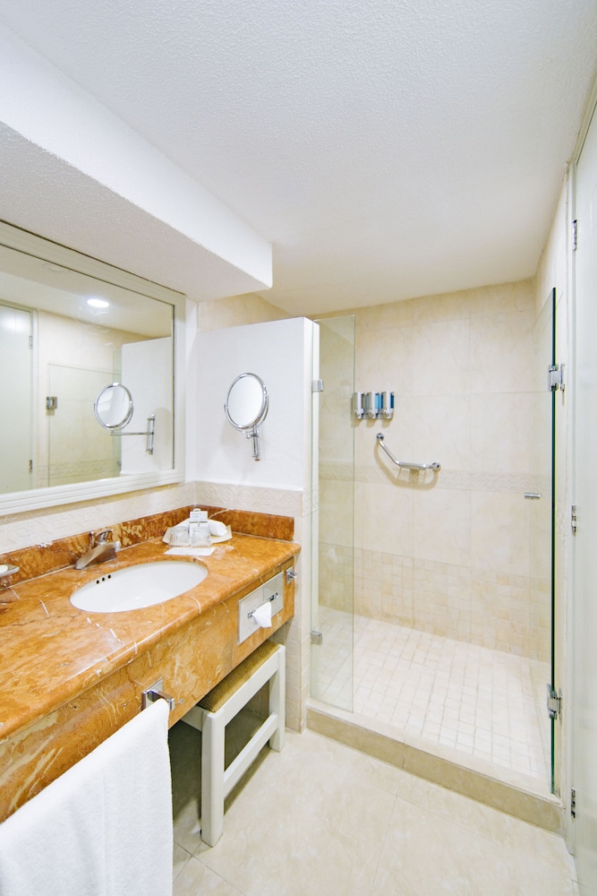 Available room thumbnail 6