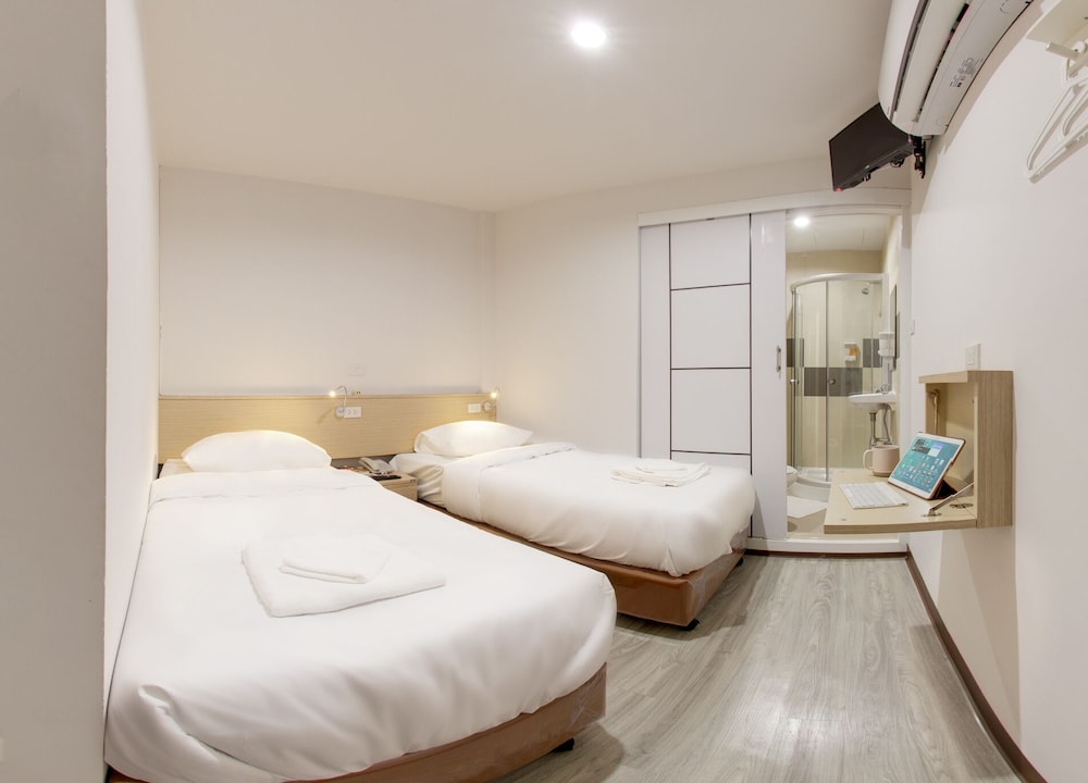Economy Twin Room, No Windows photo 1