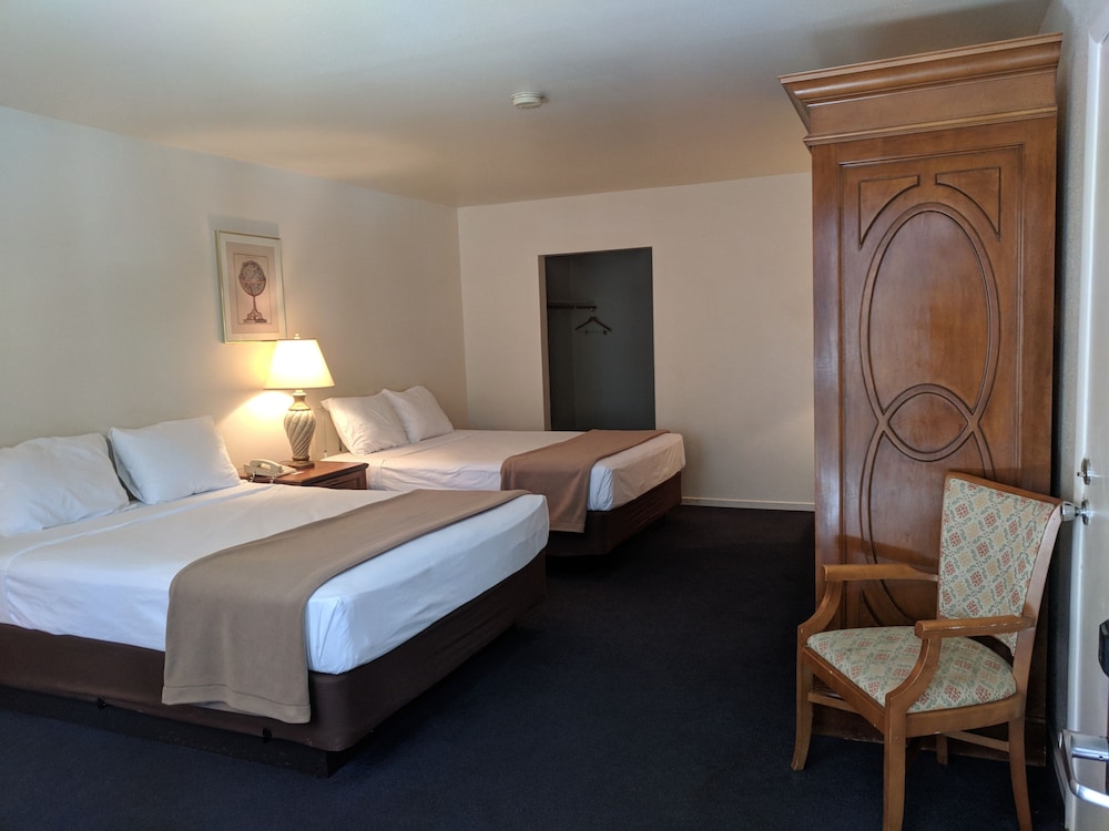 Standard Room, 2 Queen Beds (Dog Friendly) photo 1