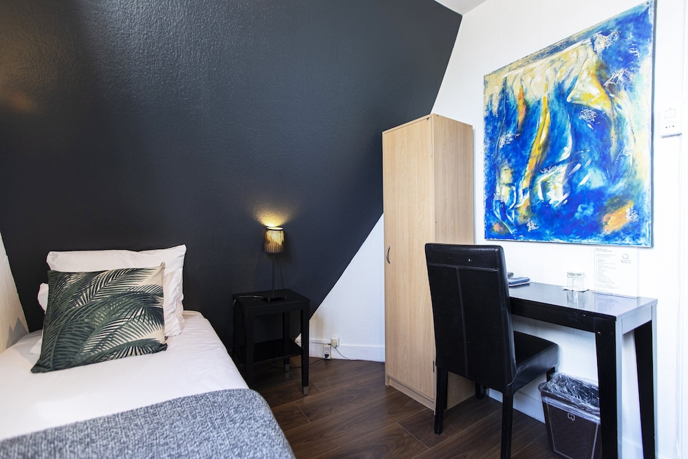 Basic Single Room, 1 Twin Bed, Shared Bathroom photo 3