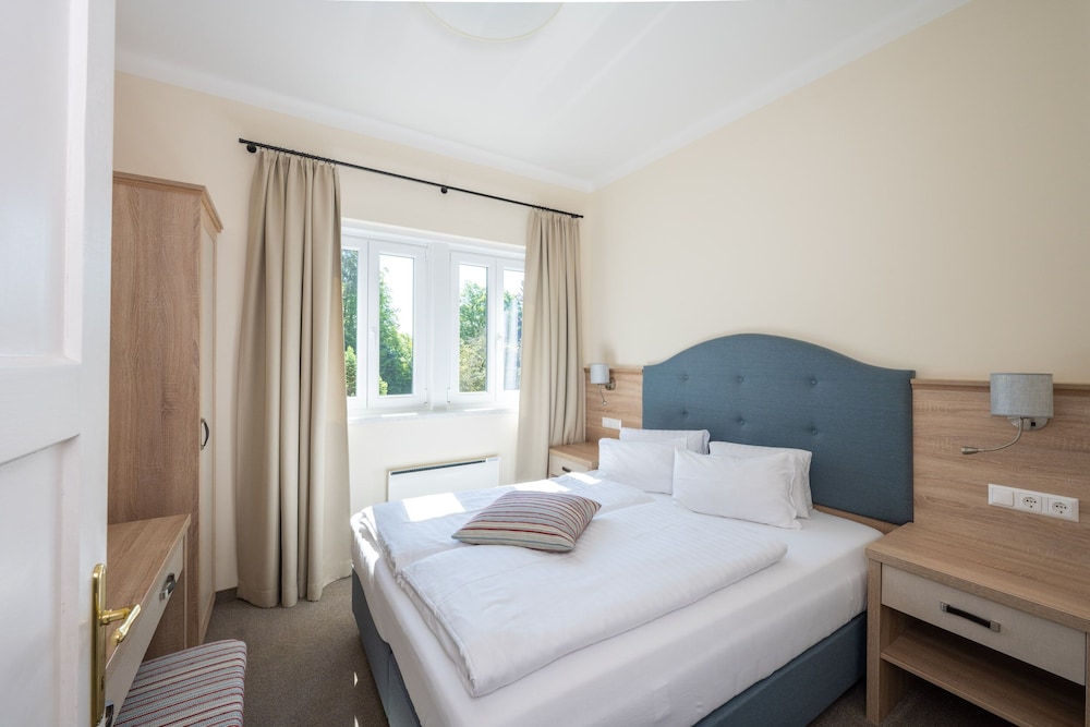 Standard Double Room, 1 King Bed, Non Smoking, Lake View photo 3