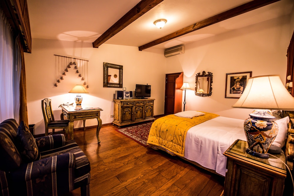 Deluxe Room, 1 King Bed - Photo 1