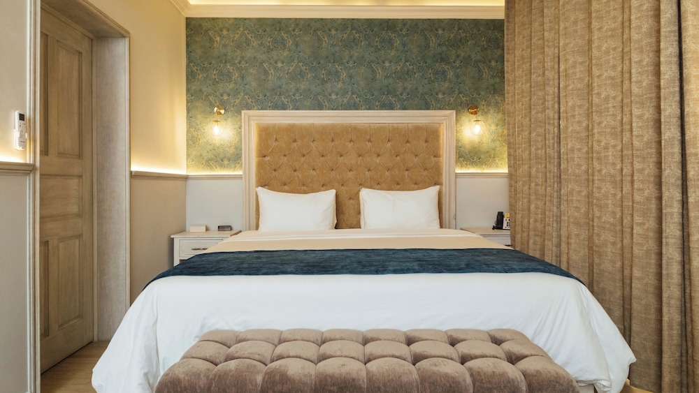 Suite, 1 King Bed, Balcony (Cathedral View) - Photo 8