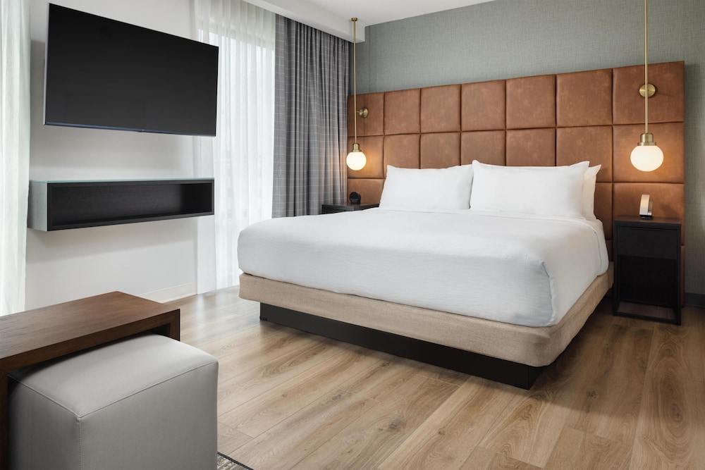 Suite, 1 King Bed, Accessible (Hearing)