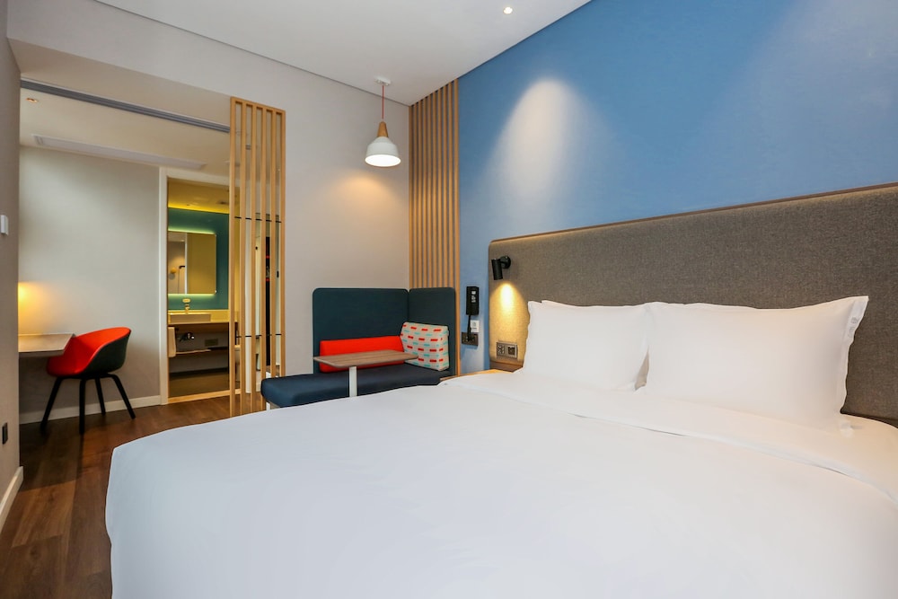 Standard Room, 1 King Bed - Photo 2