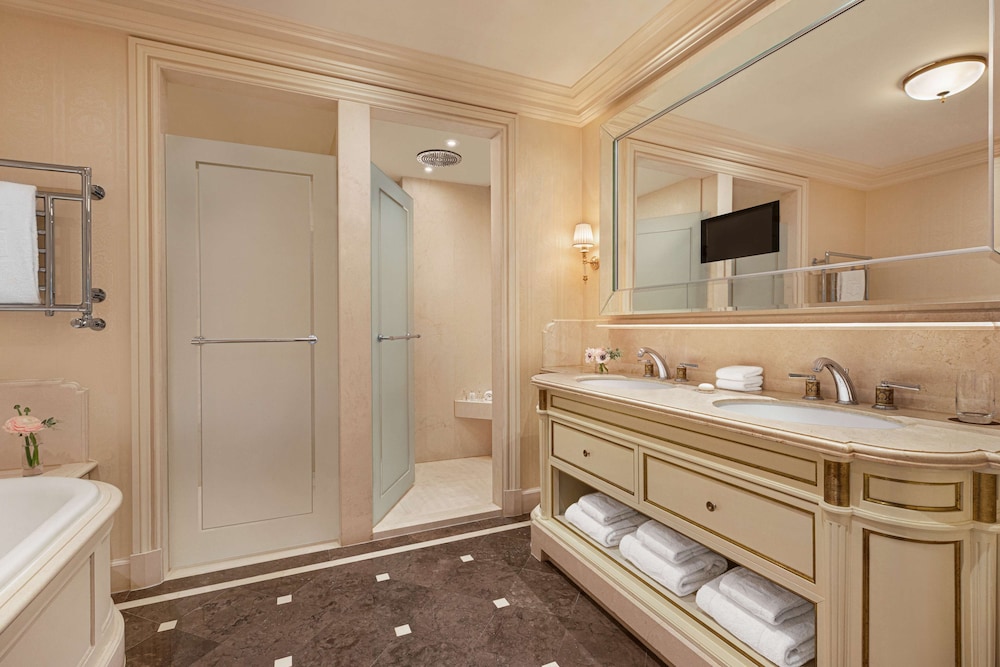 Eiffel View Room, 2 Single Beds thumbnail 6