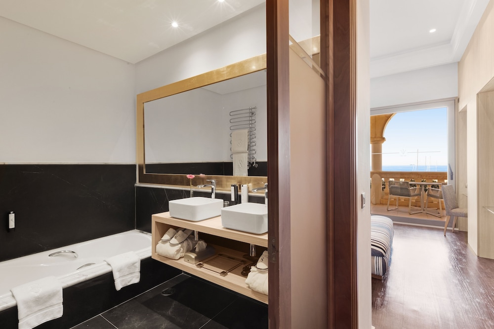 Deluxe Double Room, Sea View (Single Use) - Photo 4