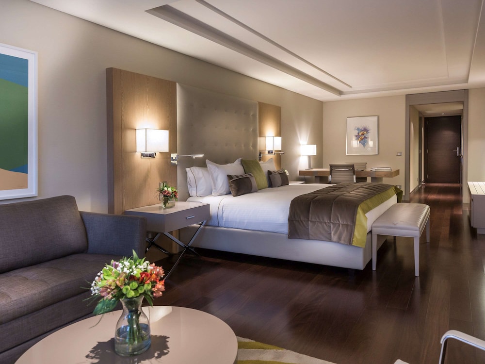 Deluxe Suite, 1 King Bed, Balcony thumbnail 6