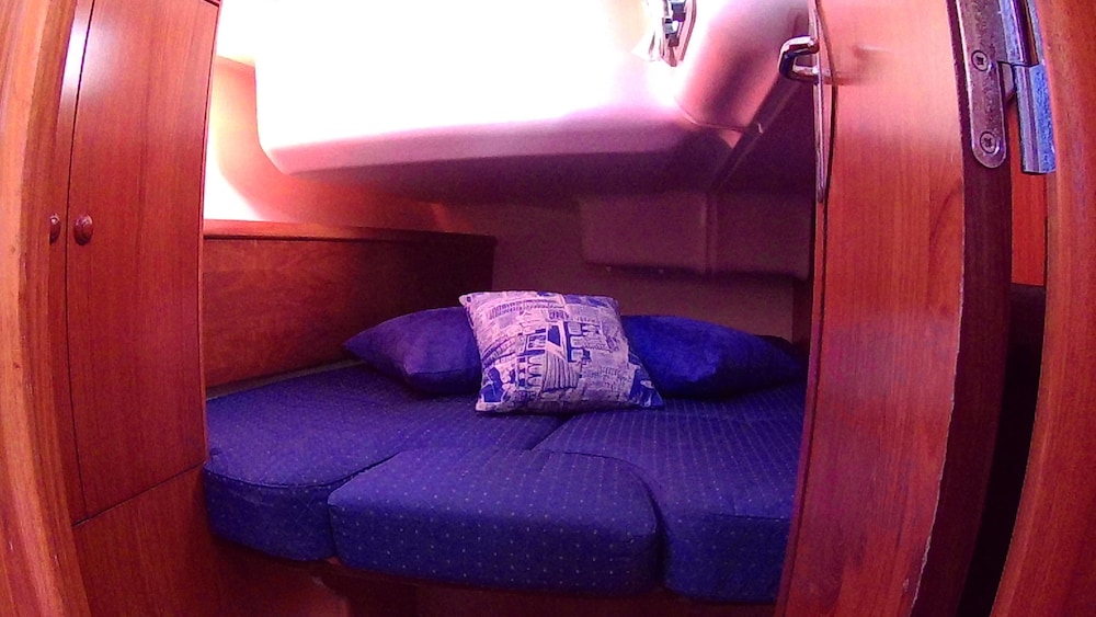 Basic Room, 1 Queen Bed, Shared Bathroom