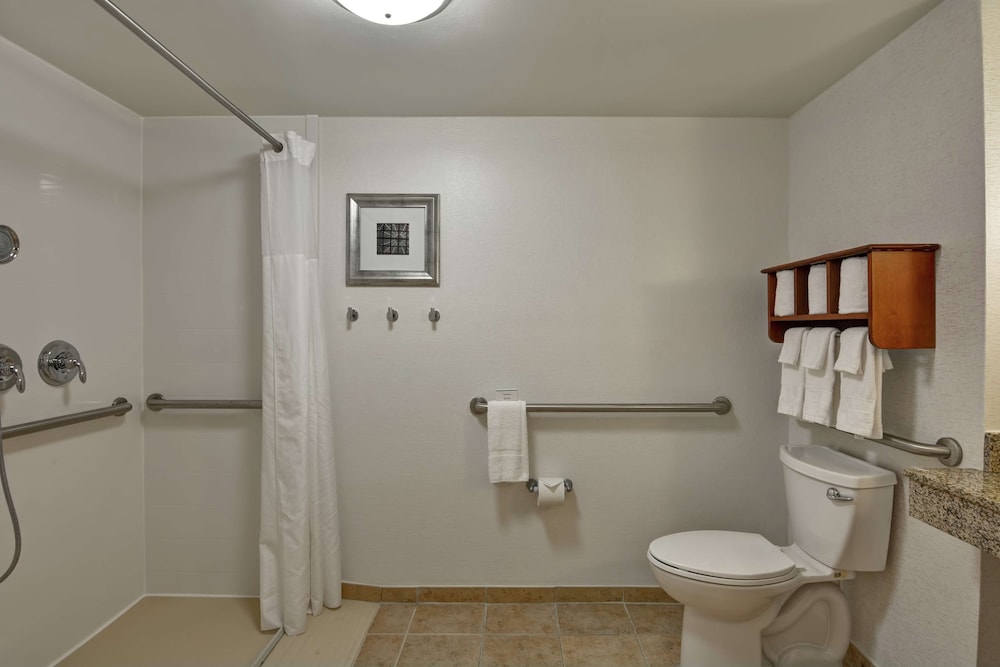 Room, 1 Queen Bed, Accessible, Bathtub - Photo 2