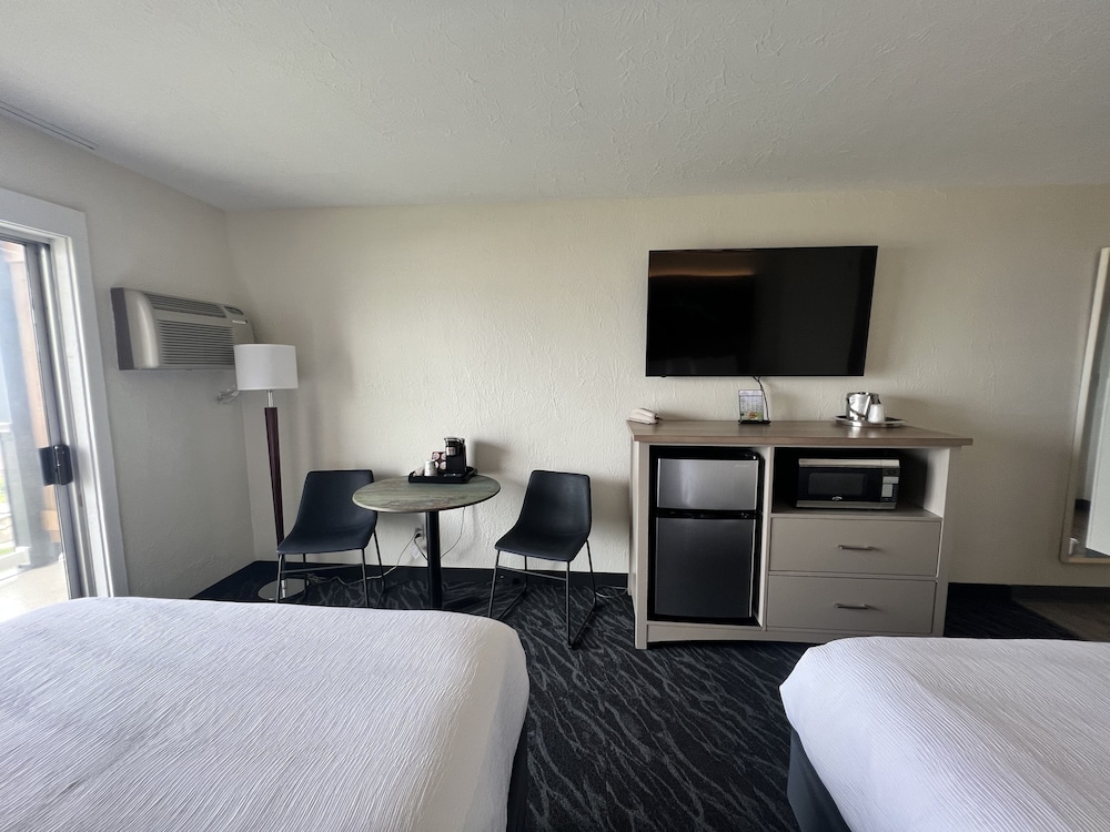 Deluxe Room, 2 Queen Beds, Balcony, Beach View photo 2