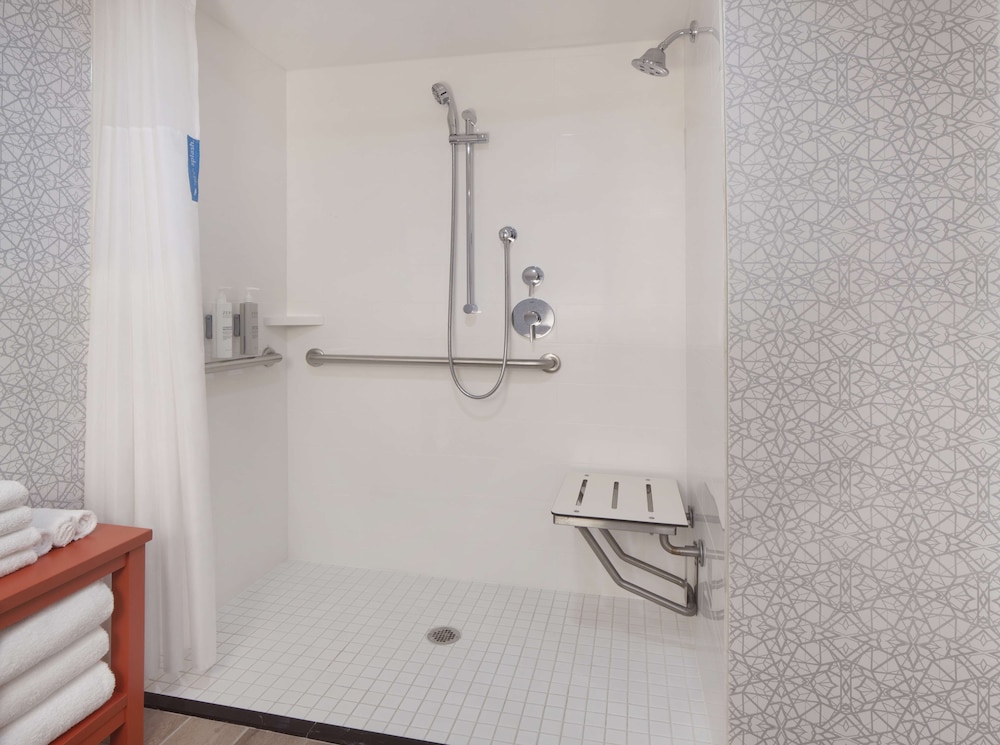 Room, 1 Queen Bed, Accessible (Roll-In Shower) - Photo 4