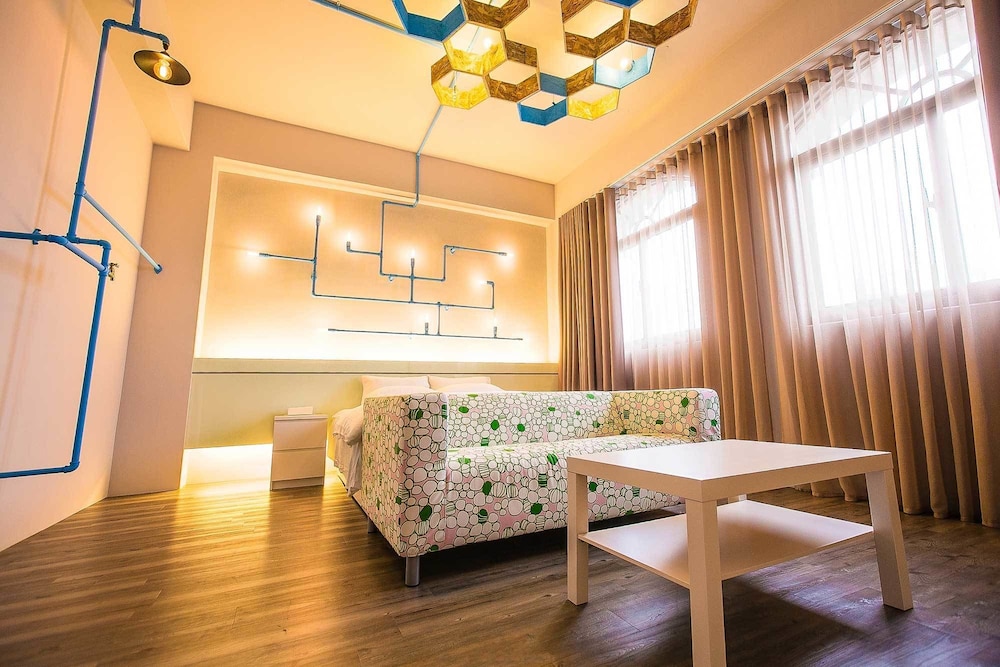 Deluxe Double Room, 1 Queen Bed, City View photo 2