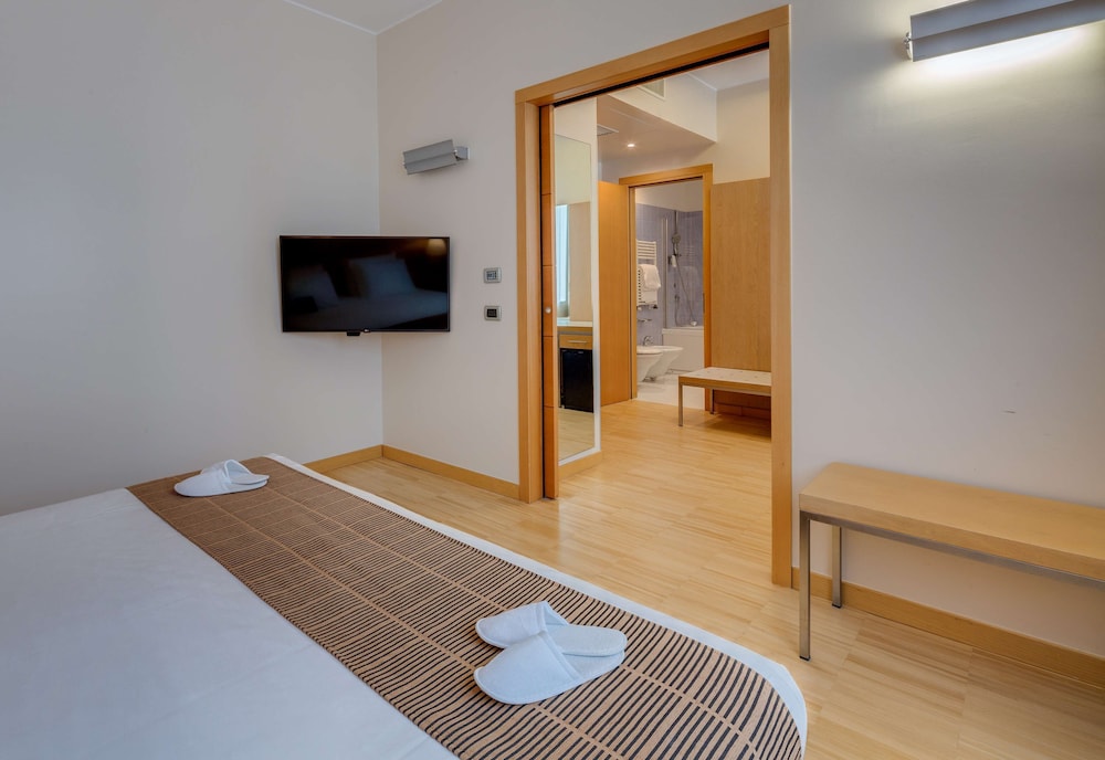 Junior Suite, 1 King Bed - Photo 4
