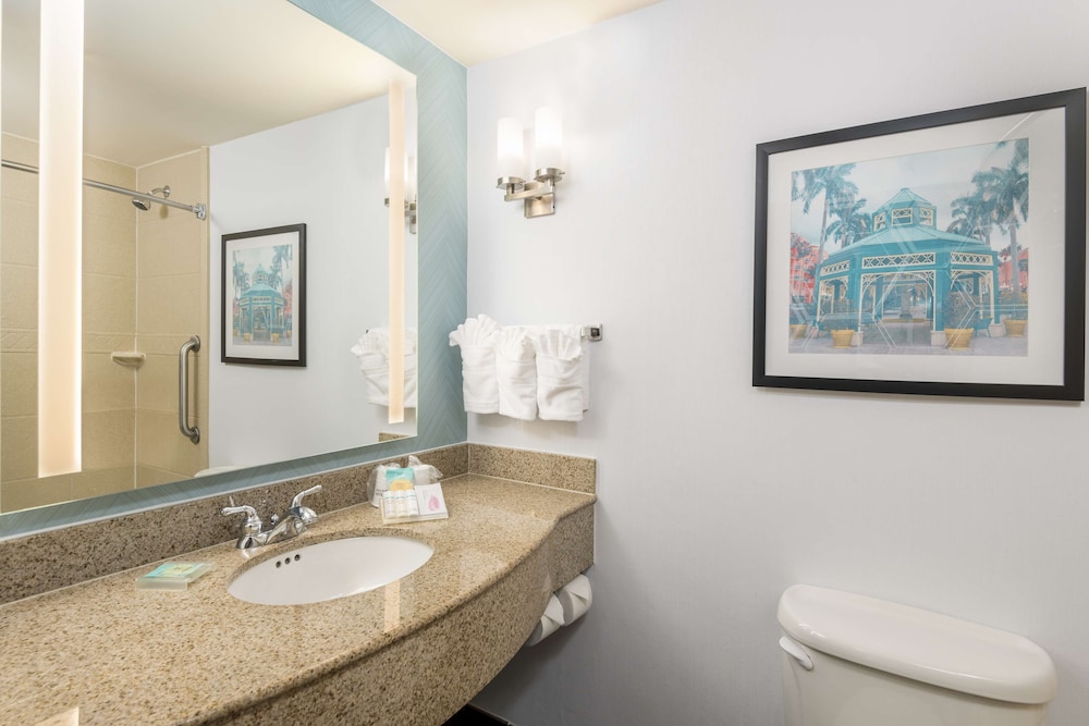 One Bedroom Suite, One King Bed - Photo 3