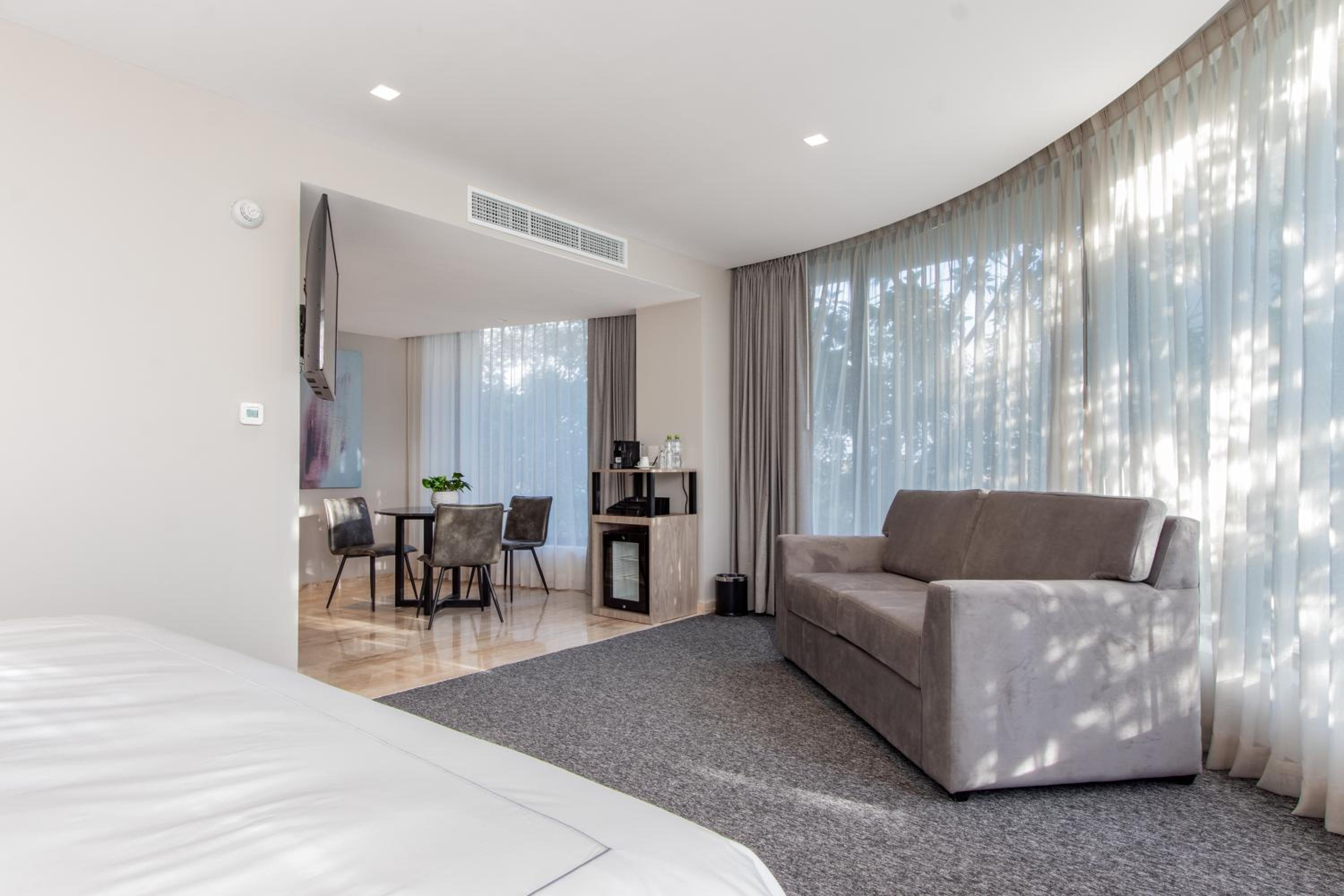 Superior King Suite - Photo 4