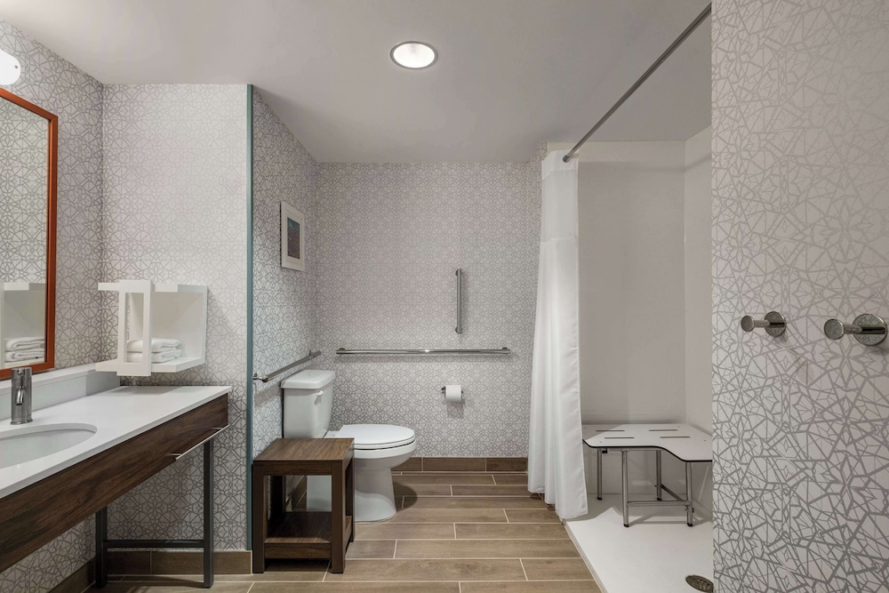 Room, 2 Queen Beds, Accessible (Mobility & Hearing, Roll-In Shower) - Photo 5