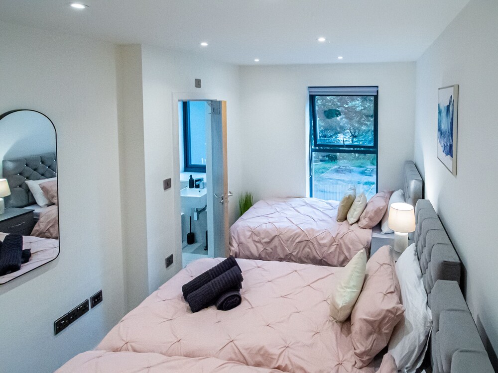 Bv Luxe 3 Slaapkamer Stadswoning in Bed Cliff Oaks, Foto 10