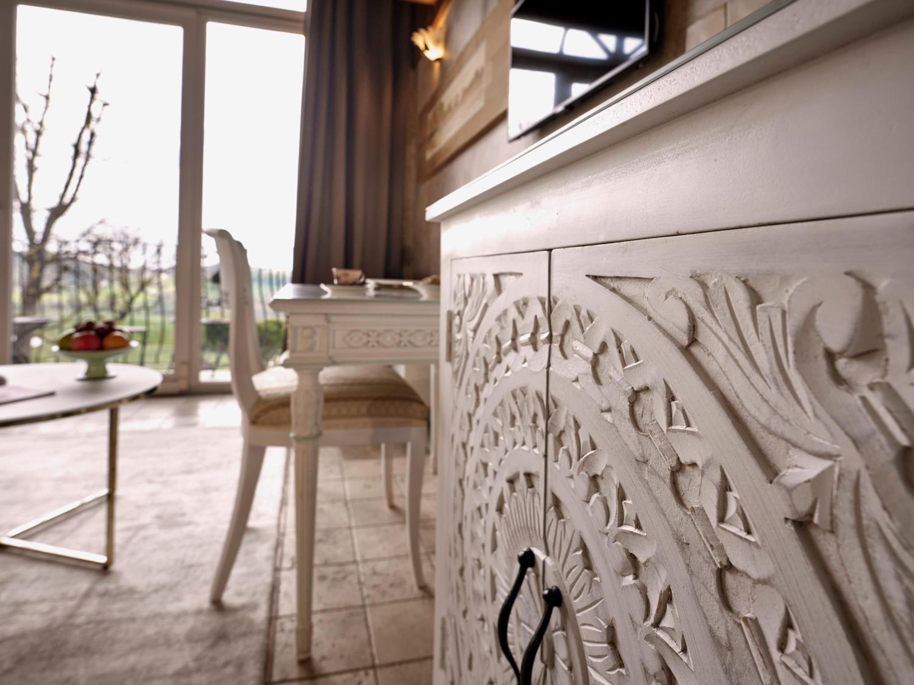 Junior Suite with Pool View - Photo 3