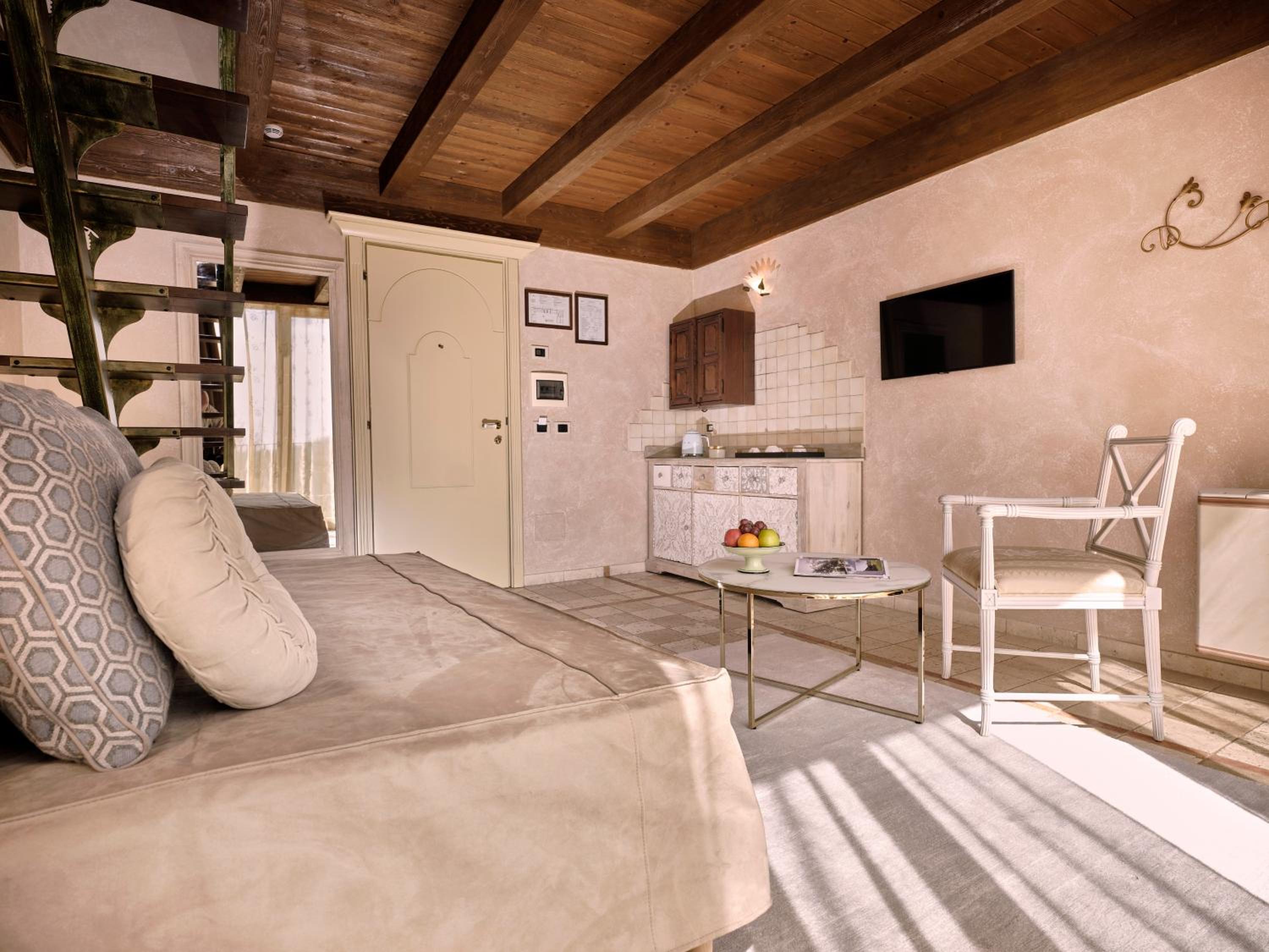 Junior Suite with Pool View - Photo 11