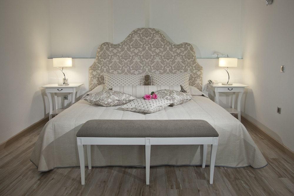 Executive Suite, Hot Tub (Caldera View)
