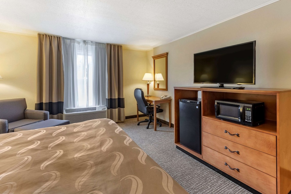 Standard Room, 1 King Bed, Non Smoking photo 3
