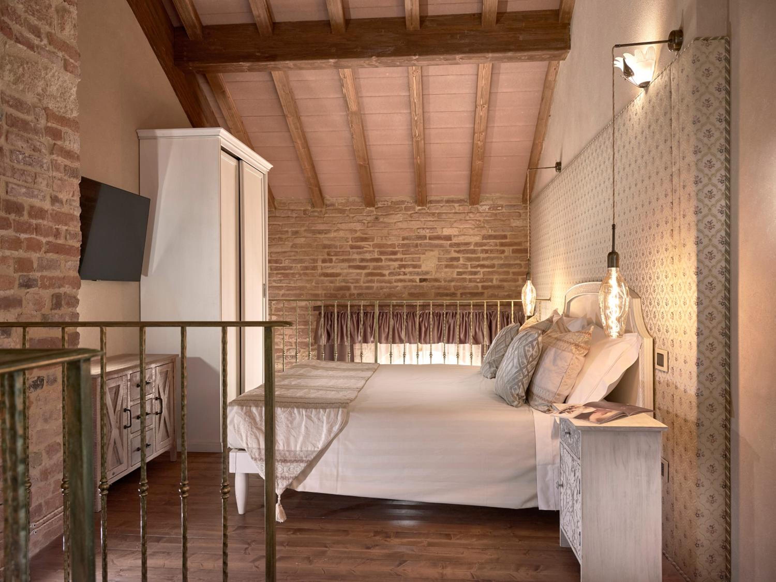 Junior Suite with Pool View - Photo 8