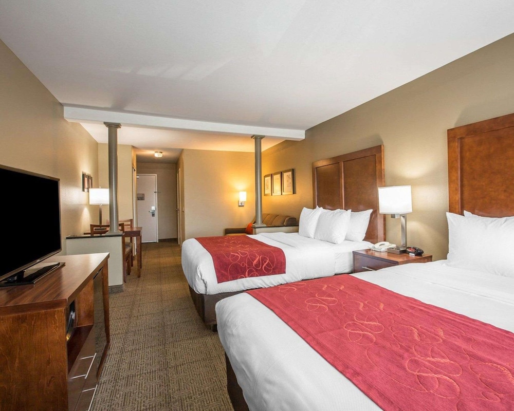 Suite, 2 Queen Beds with Sofa Bed Non Smoking - Photo 3