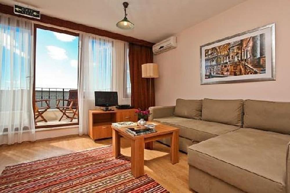 Deluxe Five-Person Room photo 3