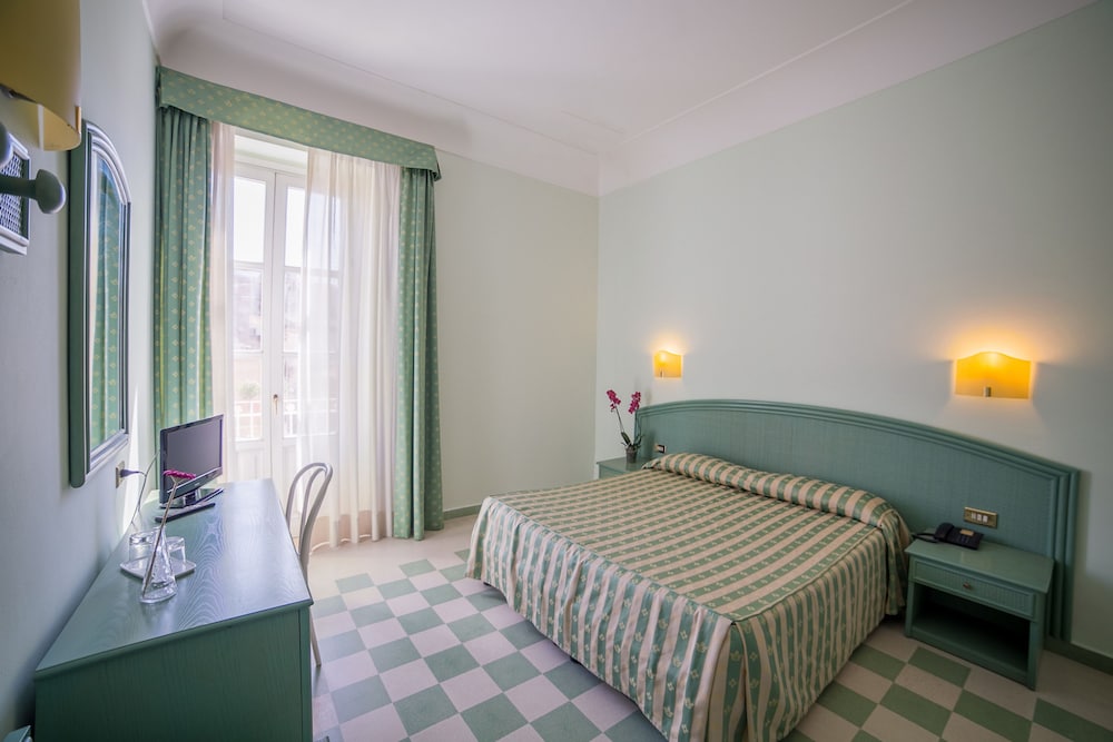 Deluxe Room - Photo 5